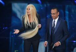 Sanremo 2016, Virginia Raffaele è Donatella Versace "che perde i pezzi"
