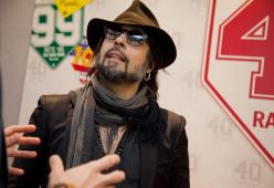 Francesco Sarcina per il primo giorno di Take Away canta Dedicato a Te