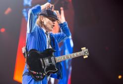 AC/DC, la cantante lirica si esibisce sulle note di "Highway to hell"

