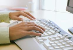 Sai a cosa servono i due segni sulla tastiera del tuo pc?