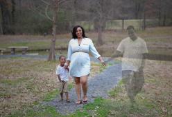 Il marito muore e lei crea un bellissimo servizio fotografico