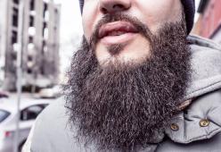 La barba? Peli pubici sul viso!