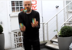 Risolve tre Cubi di Rubik facendo il giocoliere: verità o finzione? 