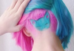 Un gattino tra i capelli: l'incredibile "hair tattoo" di una ragazza russa