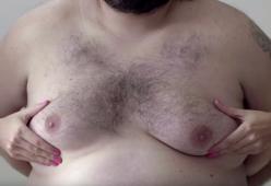 Un uomo come testimonial per uno spot contro il tumore al seno. Perchè?