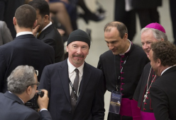The Edge nella storia: è sua la prima esibizione alla Cappella Sistina. Ecco il video
