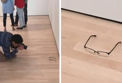 Abbandona un paio di occhiali in un museo e la gente li scambia per opera d'arte