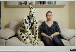 Uomini che vivono come cani nel vero senso della parola (video)
