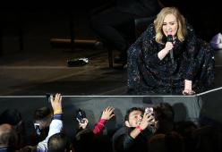 Adele invita una fan a cantare sul palco e rimane a bocca aperta. Guarda il video

