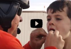 Questo papà ha usato un elicottero per estrarre un dente a suo figlio