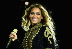 Beyoncé starnutisce di fronte a 45.000 fan. E' "una di noi"!
