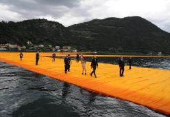 Inaugurata  "The Floating Pears" la passerella di Christo sul lago d'Iseo (video)