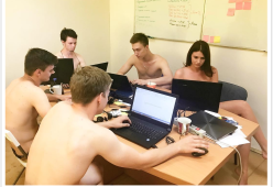 Lavorare in ufficio nudi 