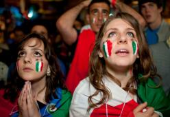 Le 15  domande che le donne fanno durante una partita di calcio

