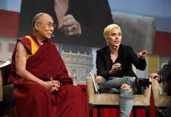 Lady Gaga, i fan cinesi arrabbiati per l’incontro con il Dalai Lama
