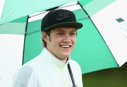 Niall Horan furioso con un fan per una foto di troppo
