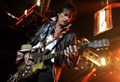 Joe Perry sviene durante un concerto a New York. Ora sta bene!
