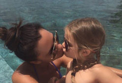 Victoria Beckham: il bacio sulla bocca alla figlia scatena la polemica
