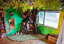 Un padre costruisce un albero fatato nella camera della figlia