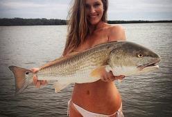Il topless e la pesca... Una coppia vincente!