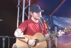 Ed Sheeran: ritorno a sorpresa sul palco. Guarda il video
