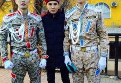 Le discutibili divise dei militari del Kazakistan