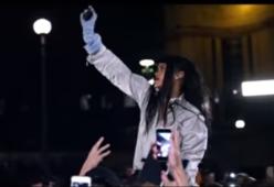 Rihanna "si tuffa" tra i fan
