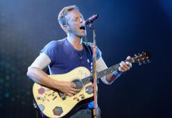 Chris Martin canta "Streets of Philadelphia". Guarda il video
