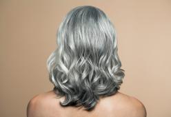 Sarà vero che lo stress fa diventare i capelli grigi?