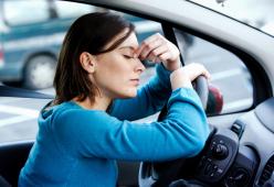 Viaggi in auto e nausea: perché accade?