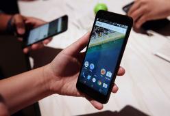 Se spii il cellulare del partner, commetti un reato. Ecco perché.