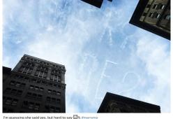 L'incredibile proposta di matrimonio che arriva direttamente... dal cielo!