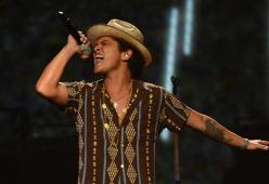 Bruno Mars: due canzoni live al Saturday Night Live 
