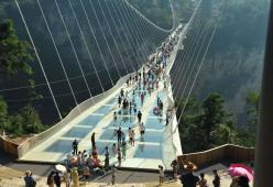 Camminare sul ponte di vetro più alto del mondo? Ecco come è!