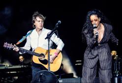 Rihanna sul palco con Paul McCartney al Desert Trip. Guarda il video
