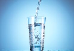 Lo studio che rivoluziona l'idea della quantità di acqua necessaria ogni giorno
