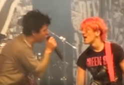Green Day: un fan si esibisce sul palco! 
