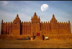 Ha una storia di secoli, ma è di fango: è la Moschea di Djenné