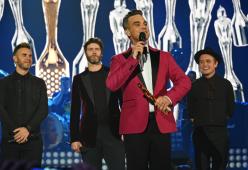 Robbie Williams torna sul palco con i Take That
