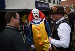 La polizia chiede aiuto a Batman per i clown malvagi