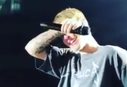 Justin Bieber in lacrime mentre canta "Purpose"

