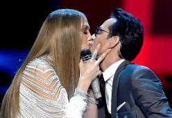Jennifer Lopez e Marc Anthony: bacio ai Latin Grammy
