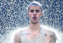 Justin Bieber arriva in Italia, fan in delirio!