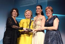 Katy Perry premiata da Hillary Clinton per il suo impegno umanitario
