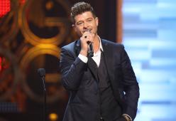 Robin Thicke in lacrime al funerale del padre 
