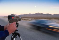 Fa il "dito medio” all’Autovelox per 125 volte: multato per 19mila euro