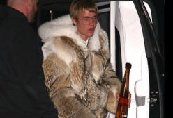 Justin Bieber attaccato dagli animalisti per una pelliccia 
