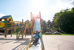 Fanno chiudere il parco giochi per i rumori notturni. Protestano i genitori