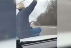 Il cowboy cavalca l'auto della polizia e acciuffa al lazo il vitello fuggitivo. Video bizzarro!