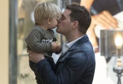 Michael Bublé non presenterà i Brit Awards: resterà accanto al figlio Noah